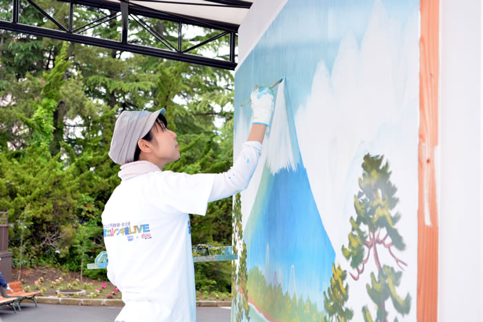 日本唯一の女性銭湯絵師、田中みずきが富士山巨大ペンキ絵を描く